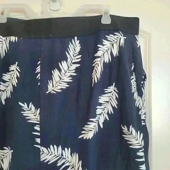 Liz Claiborne Women’s Navy & White Knit Palm Skirt - Picture 8 of 10